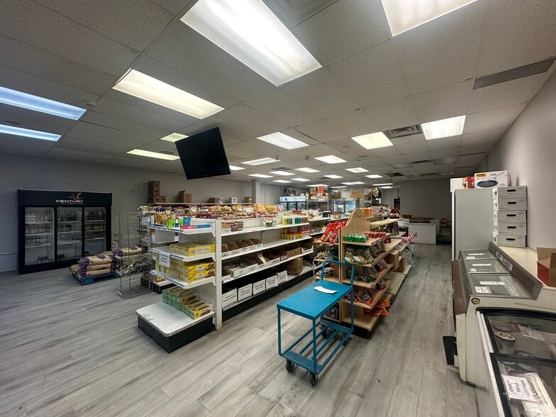 3303 118 Ave Nw, Edmonton, AB à louer - Photo de l’immeuble – Image 3 sur 8