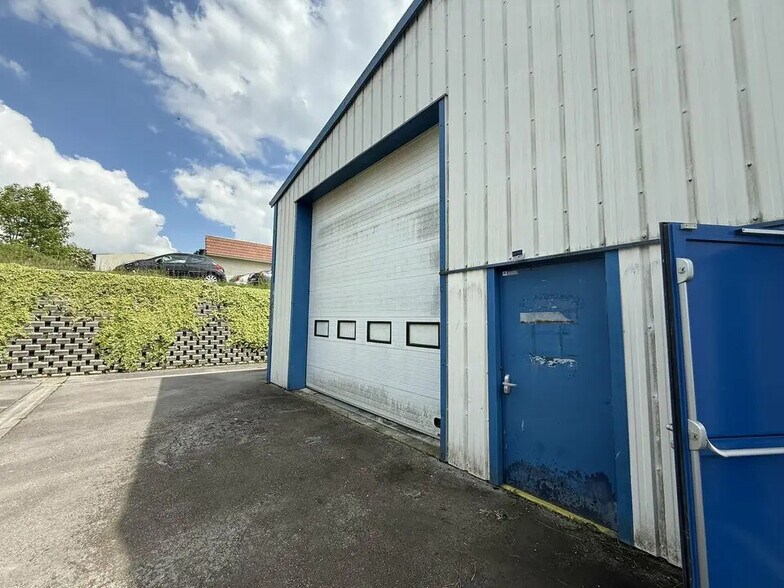 Local d’activités dans Troissereux à louer - Photo de l’immeuble – Image 2 sur 5