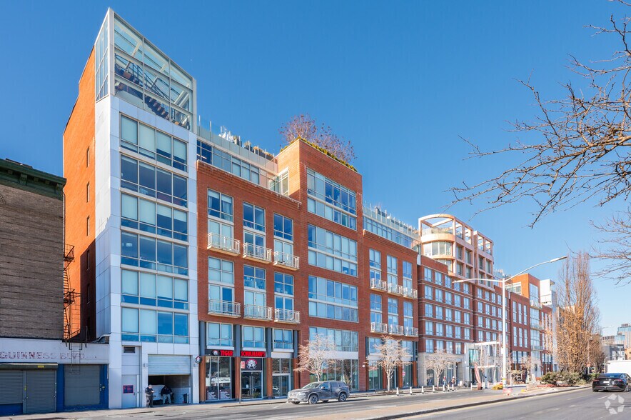 211 McGuinness Blvd, Brooklyn, NY à louer - Photo de l’immeuble – Image 1 sur 13