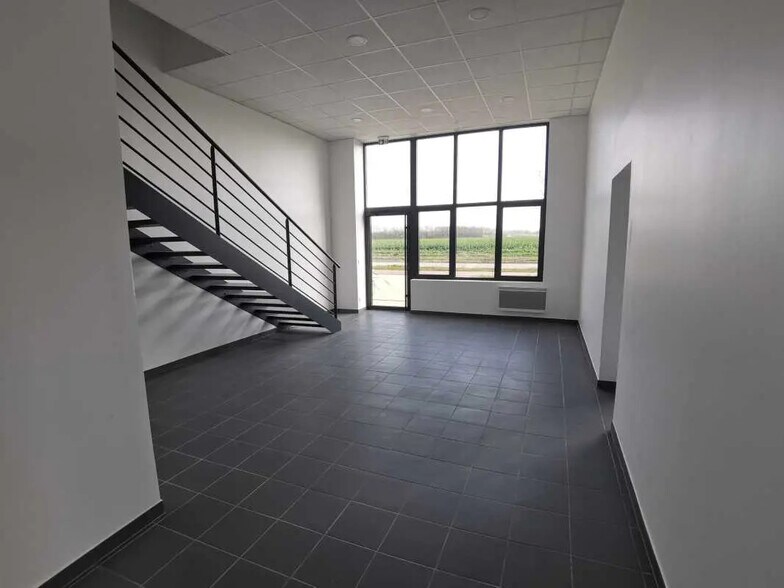 Local d'activités dans Saint-Pierre-du-Perray à vendre - Photo intérieure – Image 2 sur 5