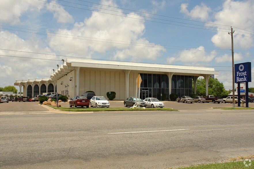 4215 S Staples St, Corpus Christi, TX à louer - Photo de l’immeuble – Image 3 sur 8
