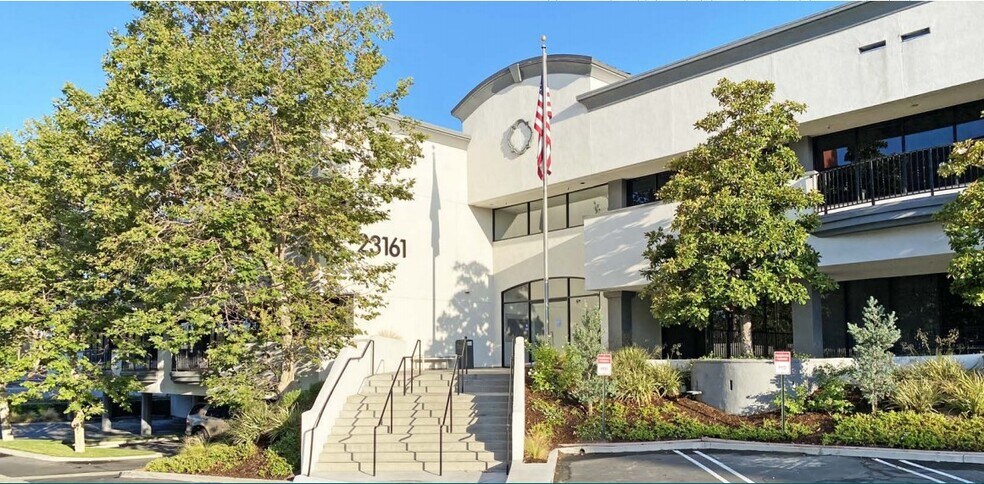 23161 Lake Center Dr, Lake Forest, CA à louer - Photo de l’immeuble – Image 2 sur 6
