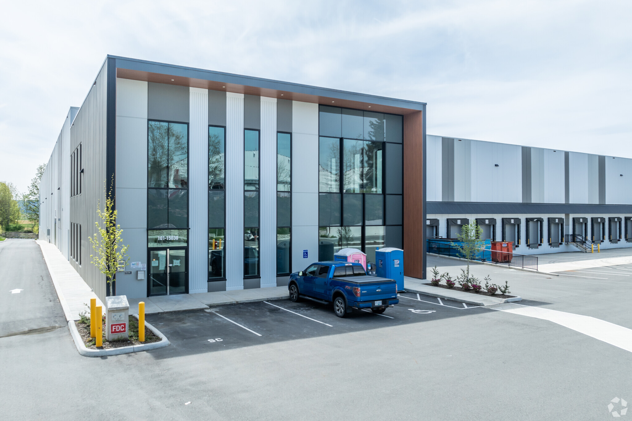 15030 54A Av, Surrey, BC à louer Photo principale– Image 1 sur 9