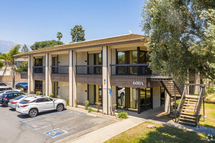 600 N Mountain Ave, Upland, CA à louer - Photo de l’immeuble – Image 2 sur 19