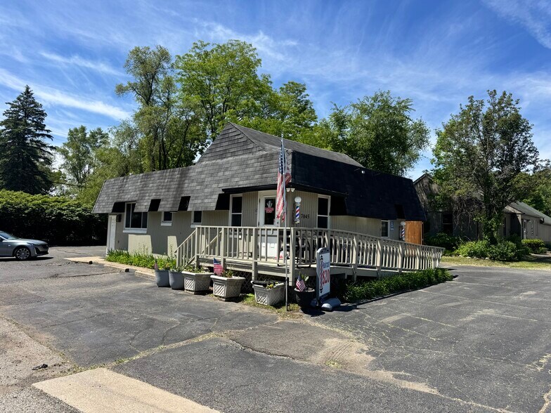 7045 Cooley Lake Rd, West Bloomfield, MI à vendre - Photo de l’immeuble – Image 2 sur 12