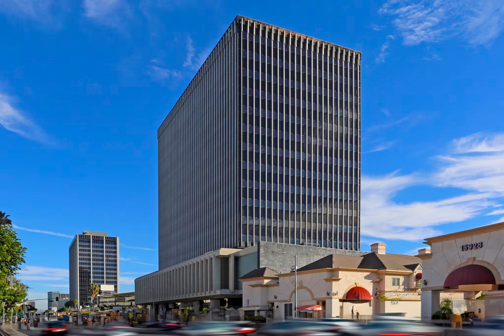 15910 Ventura Blvd, Encino, CA à louer Photo principale– Image 1 sur 7