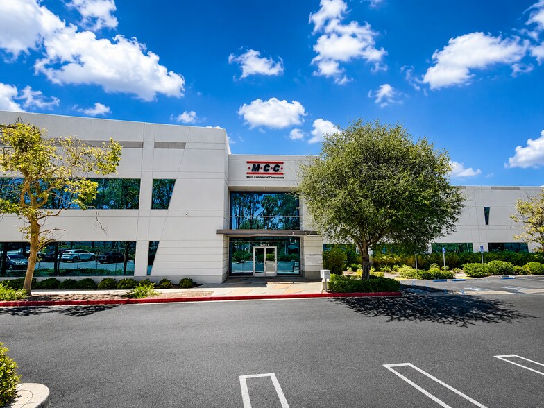 130 W Cochran St, Simi Valley, CA à louer - Photo de l’immeuble – Image 2 sur 11