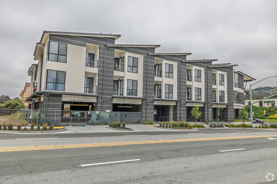 889 Mc Lellan Dr S, South San Francisco, CA à vendre - Photo de l’immeuble – Image 2 sur 4