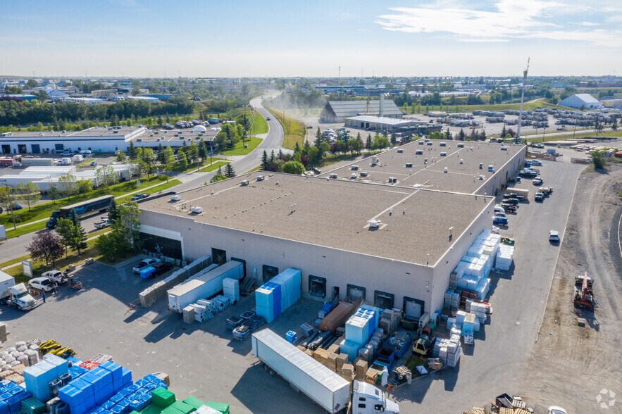 2703-2715 61 Ave SE, Calgary, AB à louer - Photo de l’immeuble – Image 2 sur 3