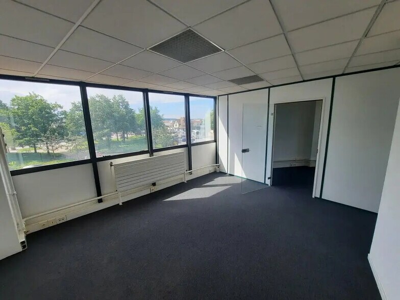 Bureau dans Sotteville-lès-Rouen à louer - Photo de l’immeuble – Image 3 sur 11