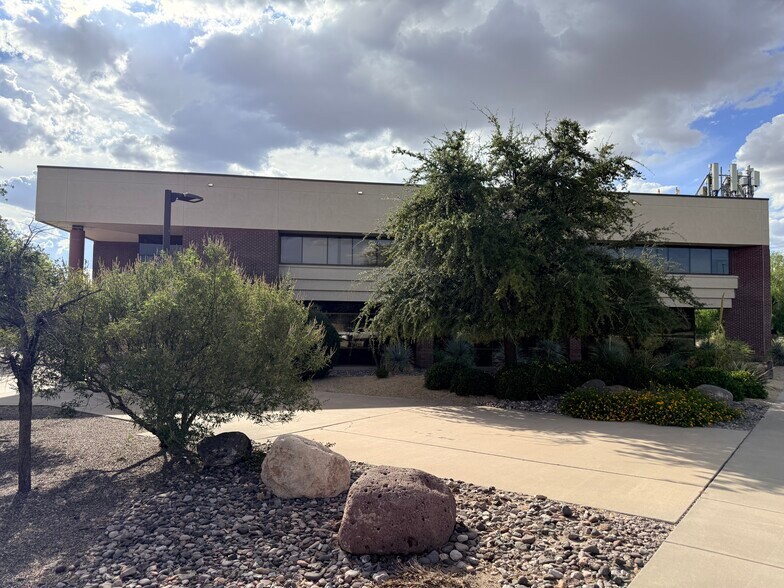 425 S Telshor Blvd, Las Cruces, NM à louer - Photo de l’immeuble – Image 2 sur 7