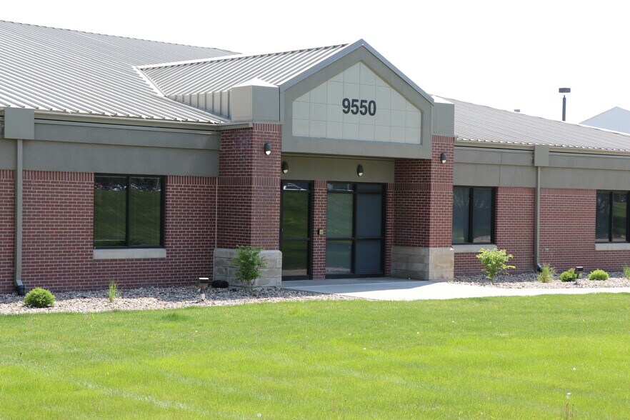 9550 Hickman Rd, Clive, IA à vendre - Photo de l’immeuble – Image 1 sur 1