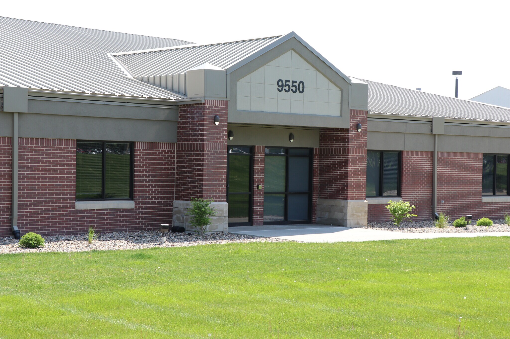 9550 Hickman Rd, Clive, IA à vendre Photo de l’immeuble– Image 1 sur 2