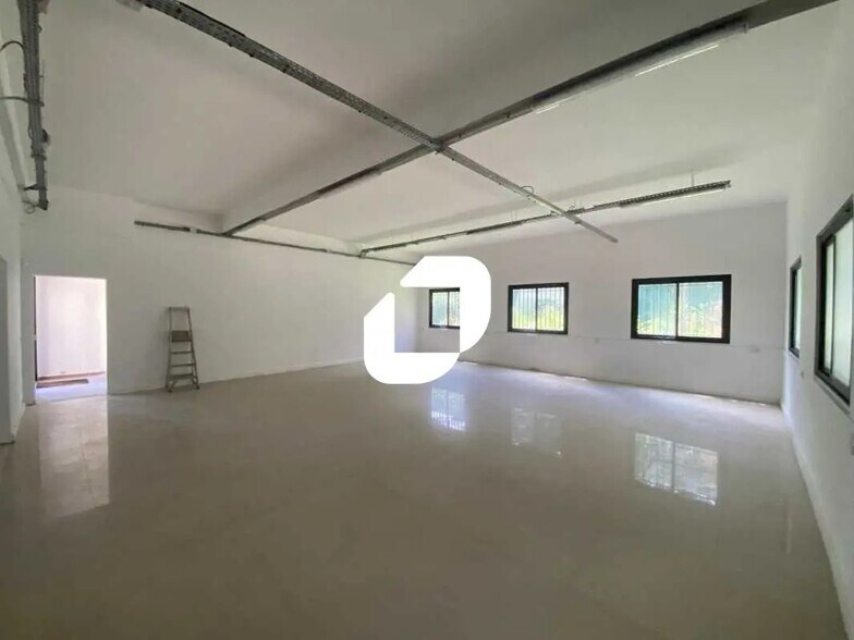 Local d’activités dans Marines à louer - Photo de l’immeuble – Image 3 sur 7