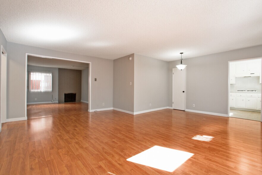 3735 Mentone Ave, Los Angeles, CA à vendre - Photo de l’immeuble – Image 2 sur 23