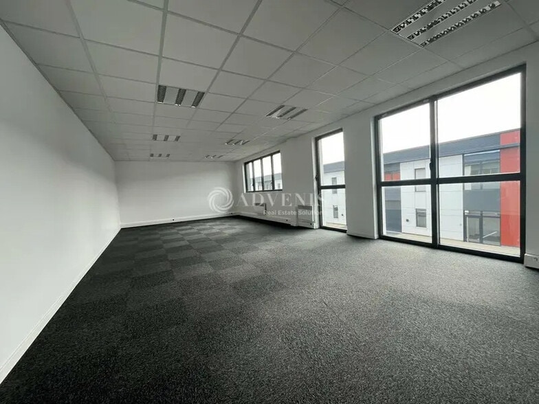 555 Avenue Marguerite Perey, Lieusaint à louer - Photo intérieure – Image 3 sur 7