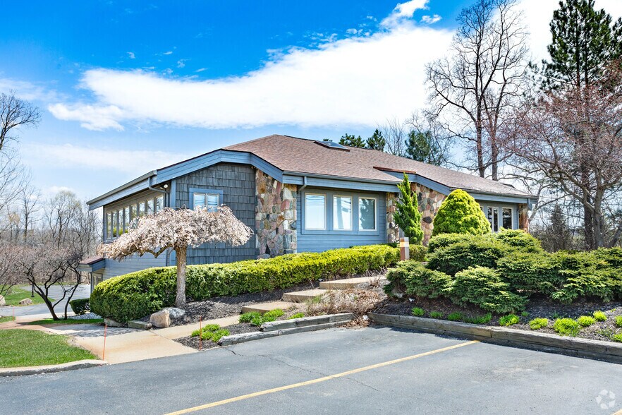 6300 Sashabaw Rd, Village of Clarkston, MI à louer - Photo principale – Image 1 sur 5