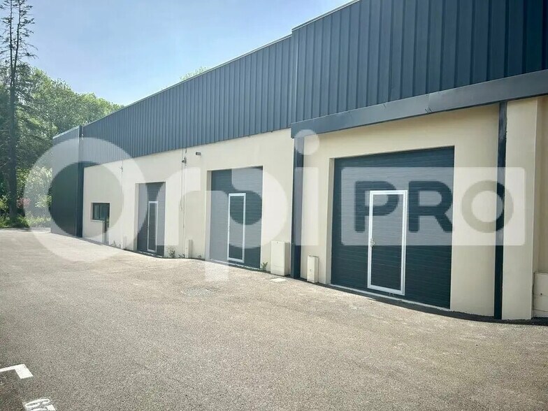Local d'activités dans Saint-Chéron à vendre - Photo de l’immeuble – Image 3 sur 11