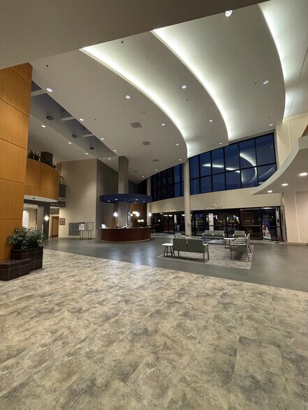 12255 DePaul Dr, Bridgeton, MO à louer - Hall d’entrée – Image 3 sur 27