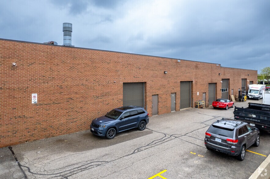 50 Ritin Ln, Concord, ON à vendre - Photo de l’immeuble – Image 2 sur 9