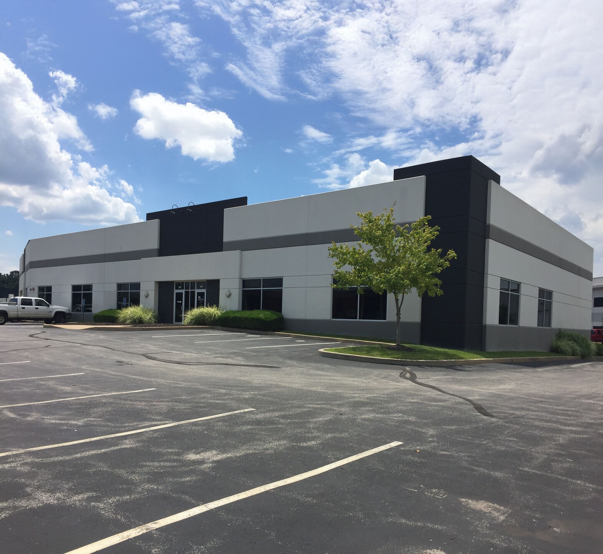 601-611 Trade Center Blvd, Chesterfield, MO à louer Photo principale– Image 1 sur 5