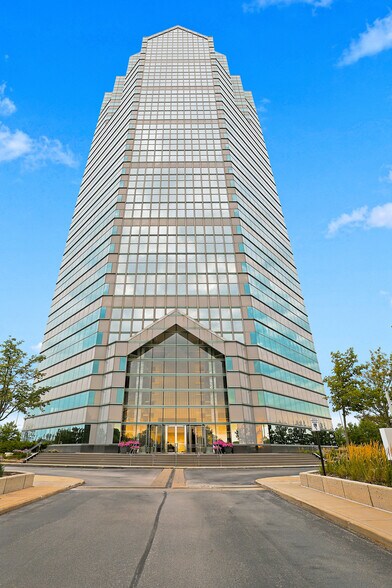 1 Tower Ln, Oakbrook Terrace, IL à louer - Photo de l’immeuble – Image 3 sur 16