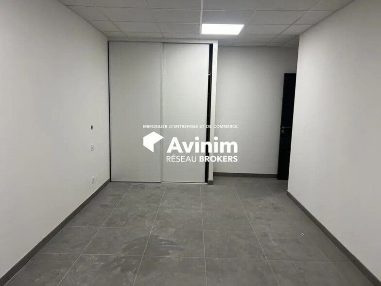 Bureau dans Saint-Bonnet-de-Mure à louer - Photo intérieure – Image 3 sur 9