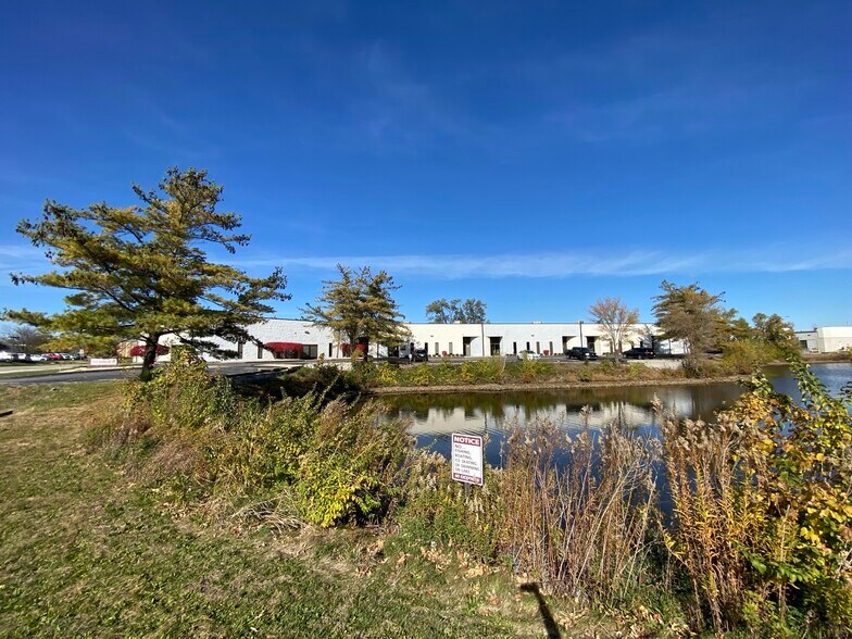 4132 Shoreline Dr, Earth City, MO à louer - Photo de l’immeuble – Image 3 sur 16