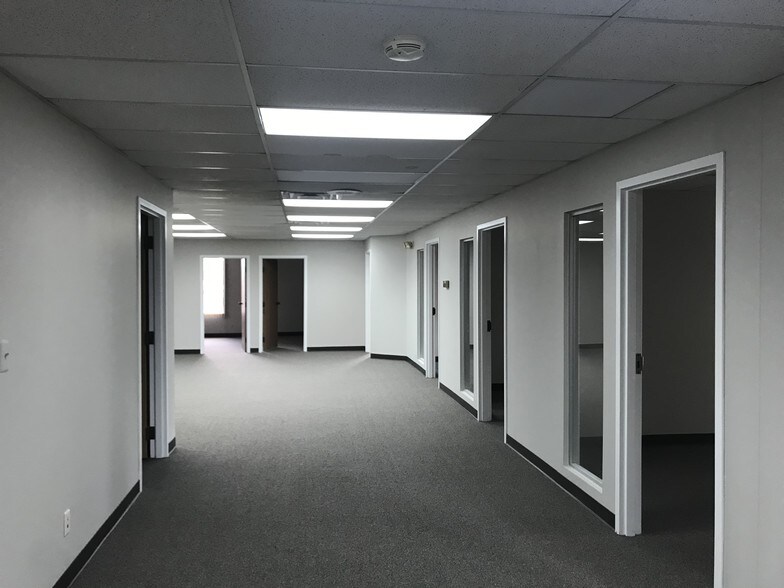 30680 Montpelier Dr, Madison Heights, MI à louer - Photo intérieure – Image 2 sur 4