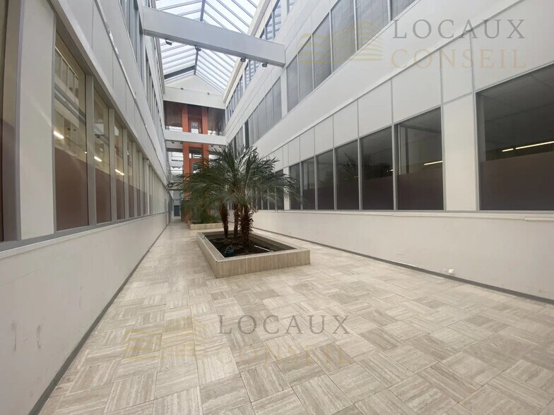 Local d’activités dans Bezons à louer - Photo de l’immeuble – Image 3 sur 35