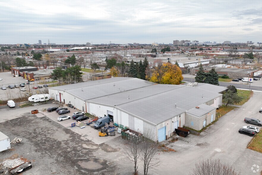 28 Esna Park Dr, Markham, ON à louer - Photo de l’immeuble – Image 2 sur 3