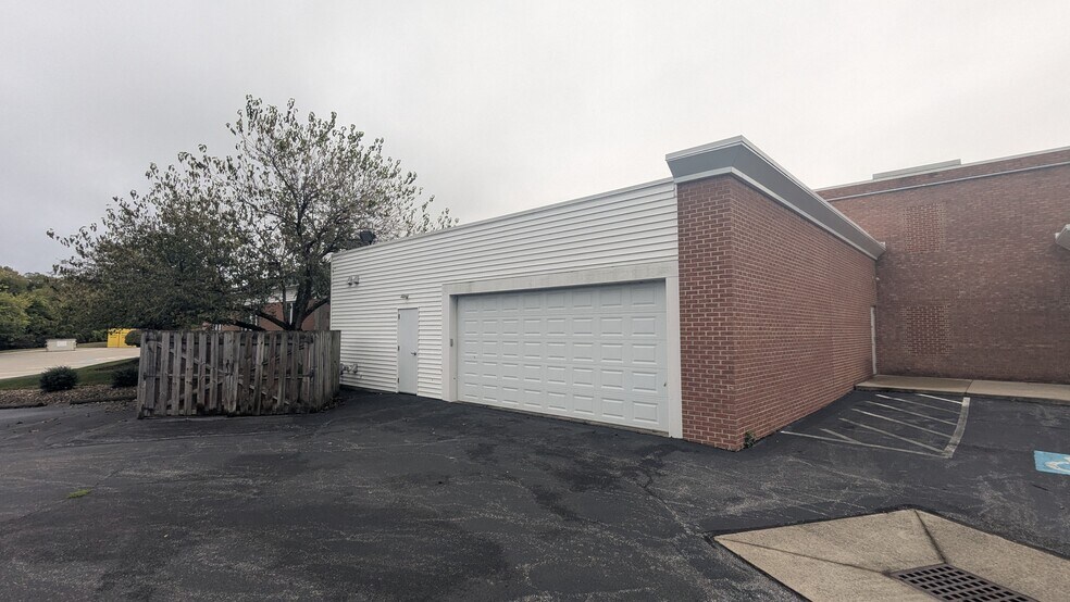 22100 Mastick Rd, Fairview Park, OH à vendre - Photo de l’immeuble – Image 3 sur 39