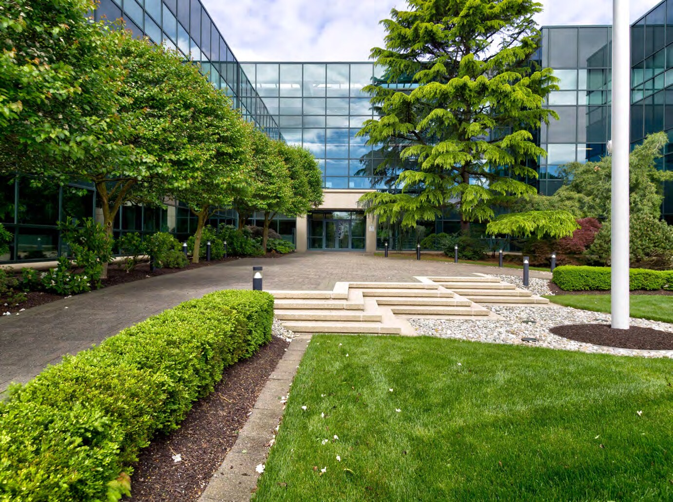 100 Woodbridge Center Dr, Woodbridge, NJ à louer Photo de l’immeuble– Image 1 sur 12