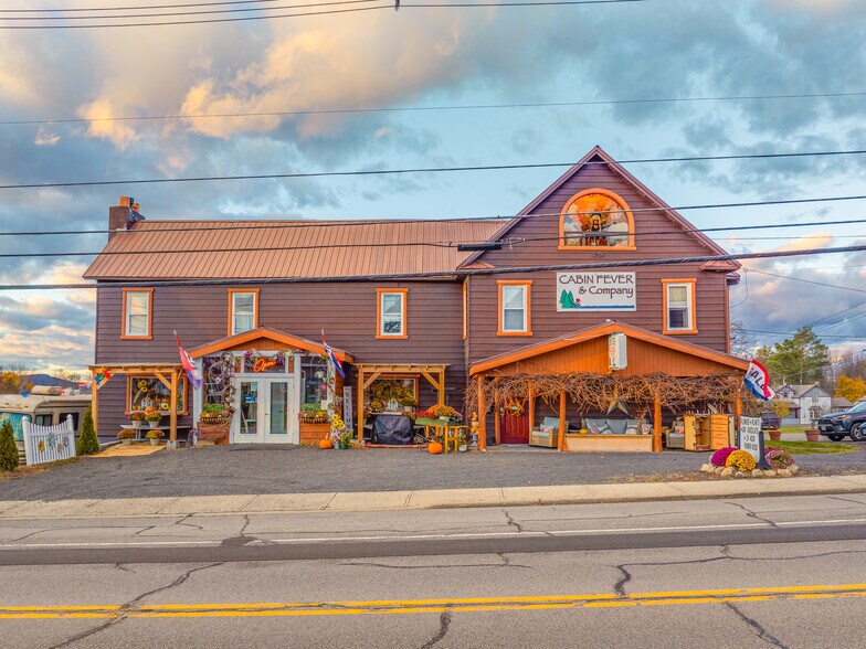 233 Park St, Tupper Lake, NY à vendre - Photo principale – Image 1 sur 46