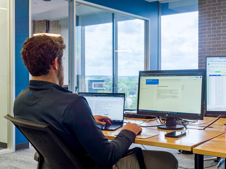 305 E Huntland Dr, Austin, TX à louer - Photo intérieure – Image 3 sur 12