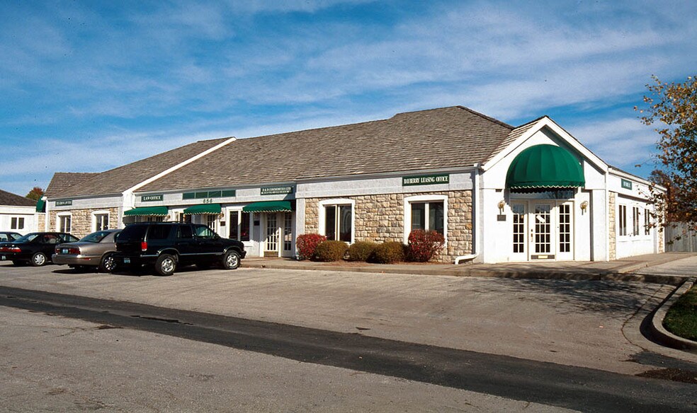688 SE Bayberry Ln, Lee's Summit, MO à louer - Photo de l’immeuble – Image 1 sur 10