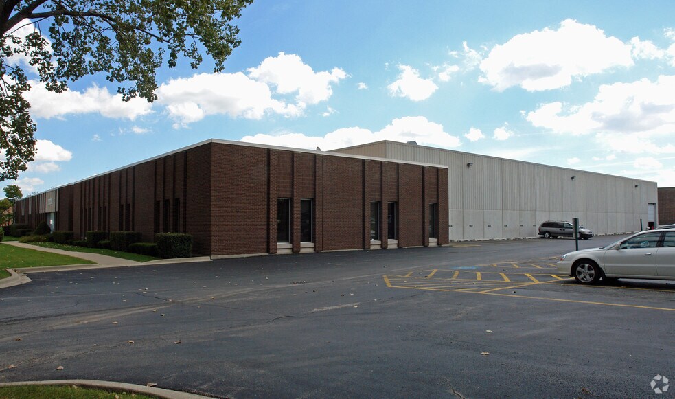 301 Holbrook Dr, Wheeling, IL à louer - Photo de l’immeuble – Image 3 sur 8