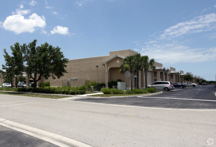 3893 Mannix Dr, Naples, FL à vendre - Photo de l’immeuble – Image 3 sur 4