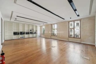 7 Square Du Roule, Paris à louer Photo intérieure– Image 2 sur 3