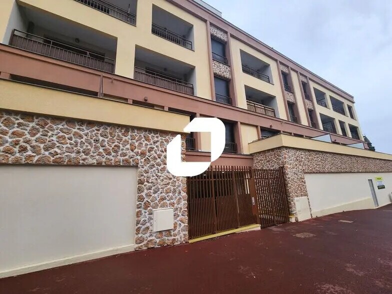 Local commercial dans SAINT CYR L ECOLE à louer - Photo de l’immeuble – Image 1 sur 10