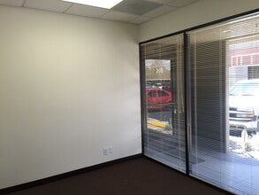 1260 E Locust St, Ontario, CA à louer Photo intérieure– Image 2 sur 32