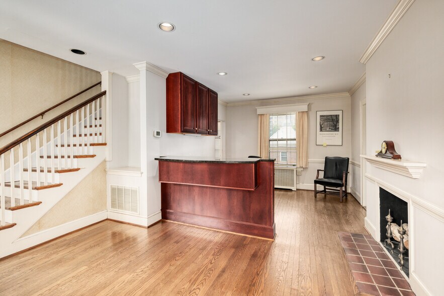 301 Park Ave, Falls Church, VA à louer - Photo de l’immeuble – Image 3 sur 12