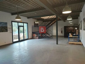 Local d’activités dans Arles à louer Photo de l’immeuble– Image 1 sur 3