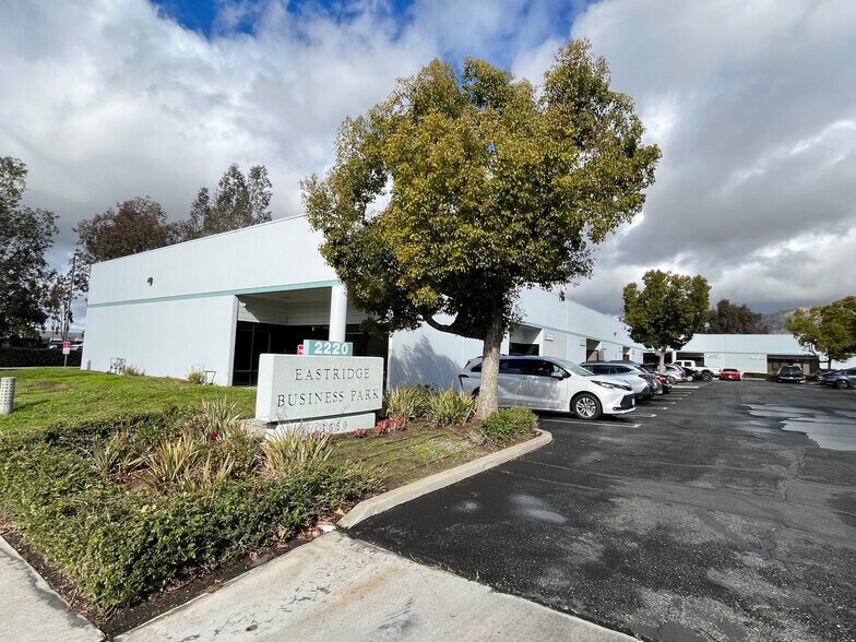 2220 Eastridge Ave, Riverside, CA à louer - Photo de l’immeuble – Image 2 sur 6