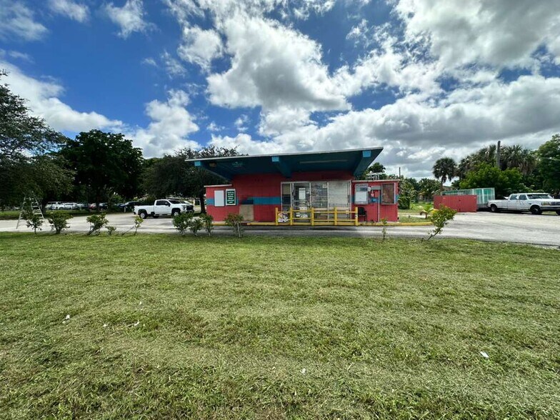 3263 Sierra Dr, Lake Worth, FL à louer - Photo de l’immeuble – Image 2 sur 9