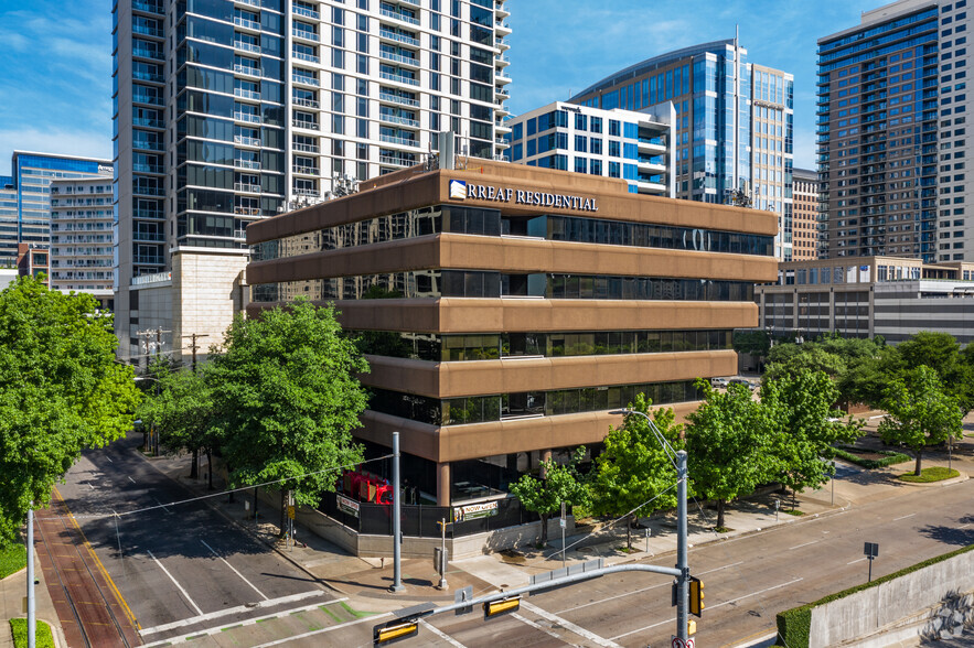 1909 Woodall Rodgers Fwy, Dallas, TX à louer - Photo de l’immeuble – Image 2 sur 6