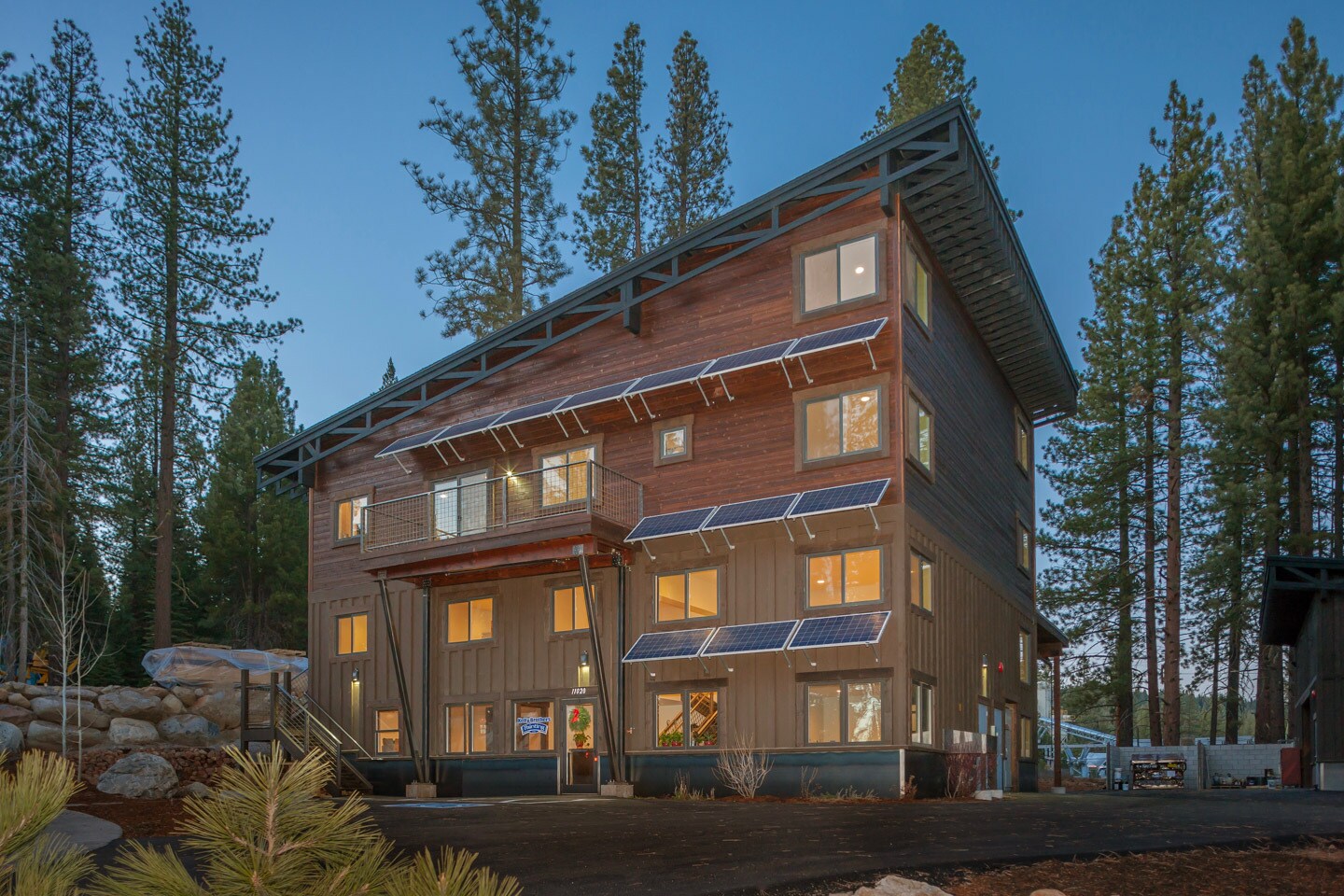 11020 Trails End Ct, Truckee, CA à louer Photo de l’immeuble– Image 1 sur 25