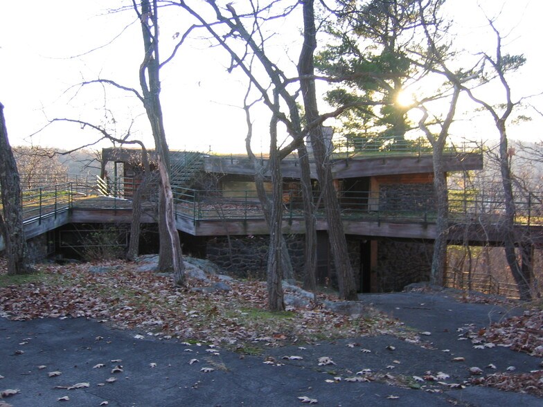 60 Woods Rd, Tuxedo Park, NY à vendre - Photo de l’immeuble – Image 1 sur 9