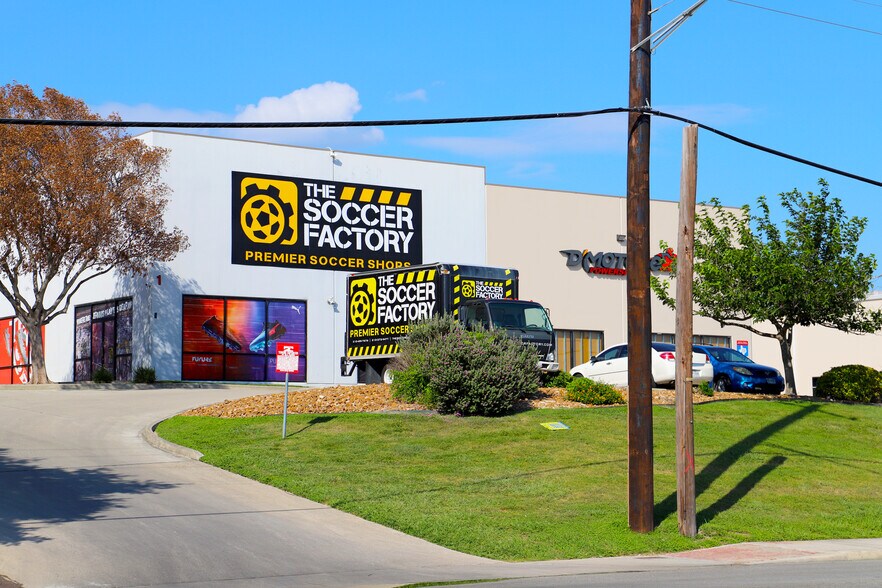 12066-3 Starcrest Dr, San Antonio, TX à louer - Photo de l’immeuble – Image 3 sur 7