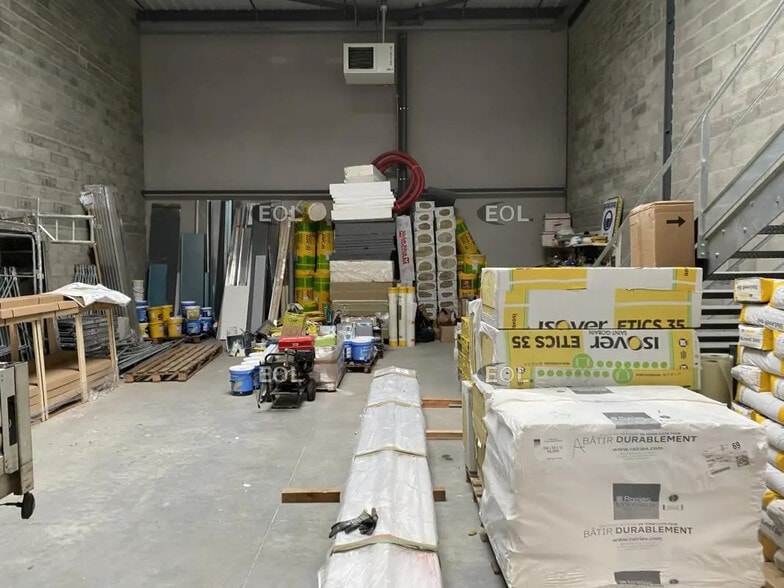 Local d’activités dans Genas à louer - Photo de l’immeuble – Image 2 sur 10